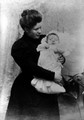 Jean Piaget dans les bras de sa mère