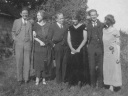 Jean en compagnie de ses deux soeurs et leurs époux au début des années 1930(?)