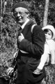 Piaget avec sur son dos son fils Laurent,  vers 1932